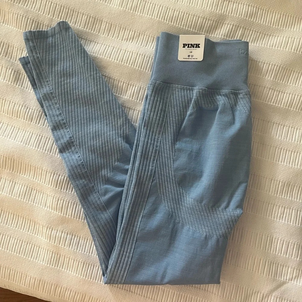 Victoria’s Secret PINK
SEAMLESS CLASSIC LEGGINGS large NEW butt lifting enhance - Picture 5 of 6